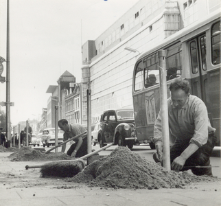 603574 Afbeelding van het plaatsen van een afscheiding tussen het trottoir en de rijbaan van de Lange Viestraat te Utrecht.